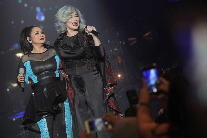 Pada konsernya tersebut, Vina menggandeng beberapa penyanyi papan atas Tanah Air, di antaranya Reza Artamevia, Atiek CB, Rian D'Masiv.