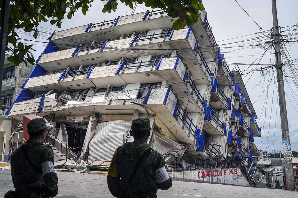 Sebuah hotel di Matias Romero, Oaxaca roboh diguncang gempa 8,2 SR.