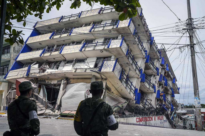 Sebuah hotel di Matias Romero, Oaxaca roboh diguncang gempa 8,2 SR.