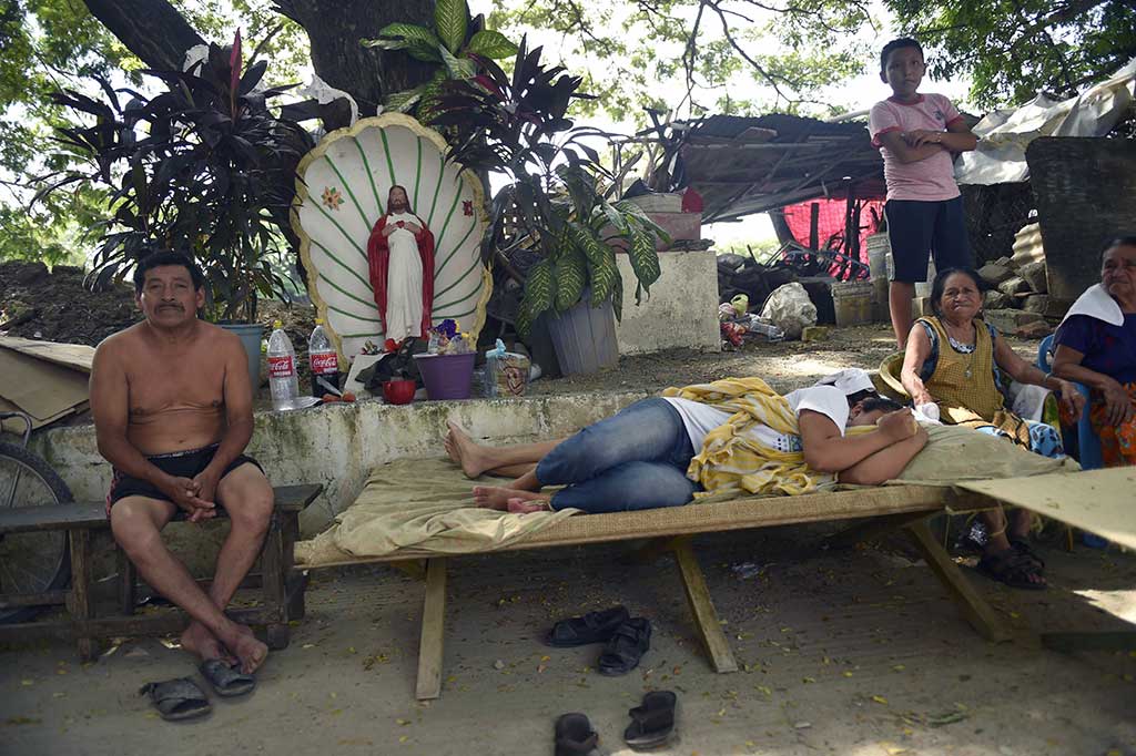 Warga bertahan di luar rumah mereka yang roboh diguncang gempa 8,2 SR di  Juchitan de Zaragoza, Oaxaca.