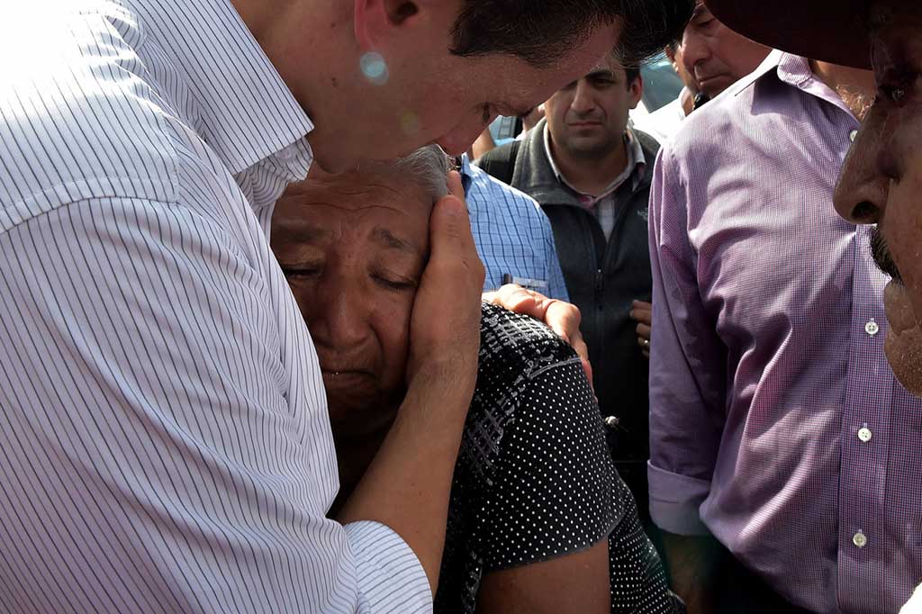 Presiden Meksiko Enrique Pena Nieto menghibur korban gempa di Juchitan, Oaxaca.