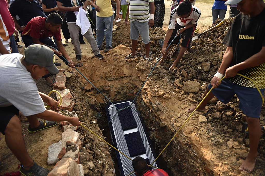 Warga memakamkan korban gempa di Juchitan, Oaxaca.