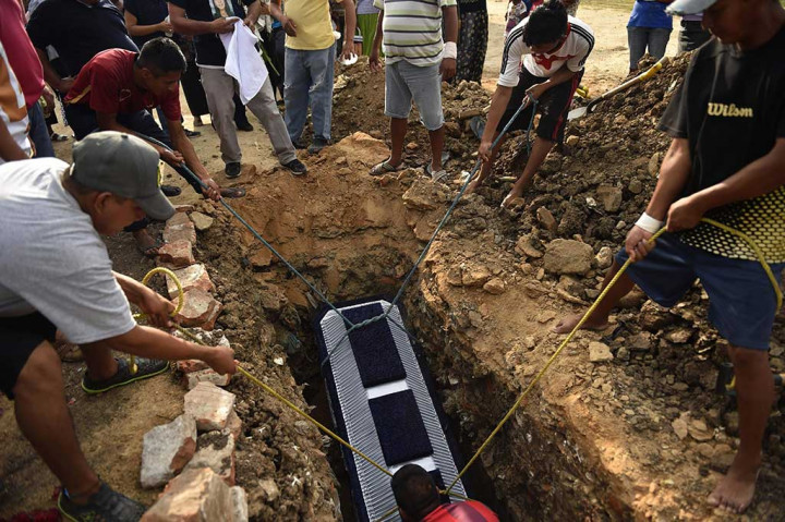 Warga memakamkan korban gempa di Juchitan, Oaxaca.