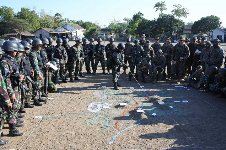 Prajurit Korps Marinir TNI AL memaparkan rencana pertempuran hutan kepada prajurit Marinir Amerika Serikat (USMC) di Pusat Latihan Pertempuran Korps Marinir Baluran, Situbondo, Jawa Timur, Sabtu (9/9/2017).