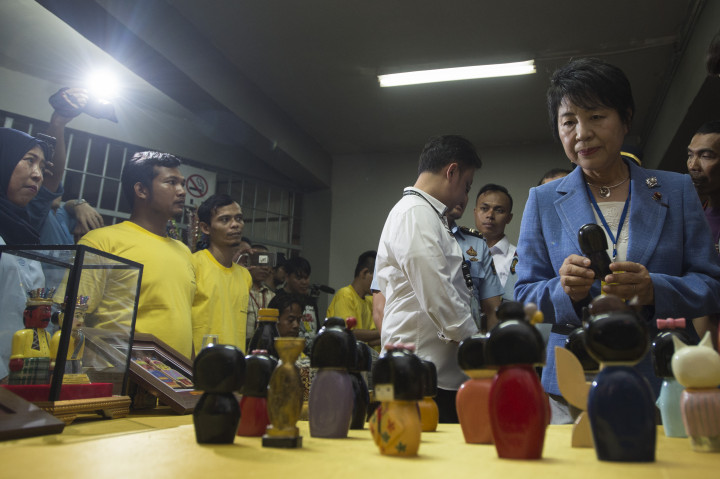 Yoko melihat tempat para narapidana narkotika mendapat pembinaan. Ada tempat kerajinan tangan, juga  pembuatan kue. Yoko, yang ditemani beberapa pejabat lapas, tampak antusias melihat-lihat kebolehan para narapidana narkotika ini. 