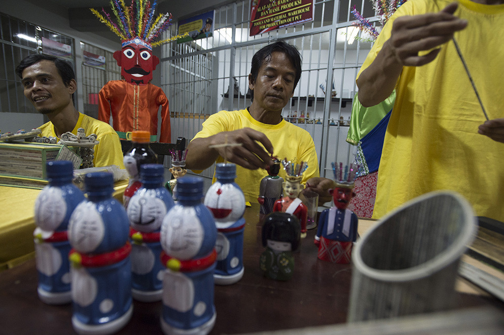 Narapidana narkotika membuat produk kerajinan tangan di Lapas Narkotika Klas IIA Jakarta.