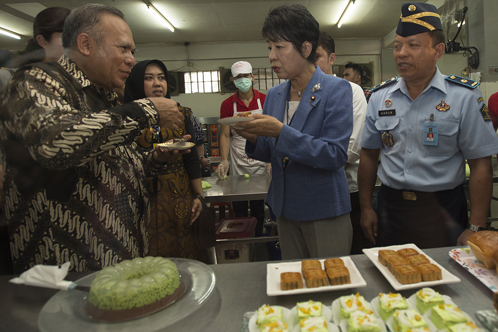 Menteri Kehakiman Jepang Yoko Kamikawa bersama Plt. Direktur Jenderal Pemasyarakatan Kementerian Hukum dan HAM Mamun mencicipi kue buatan para narapidana dalam lawatannya ke lapas Narkotika Klas IIA Jakarta.