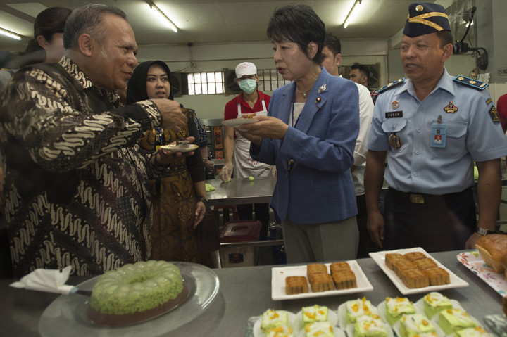 Menteri Kehakiman Jepang Yoko Kamikawa bersama Plt. Direktur Jenderal Pemasyarakatan Kementerian Hukum dan HAM Mamun mencicipi kue buatan para narapidana dalam lawatannya ke lapas Narkotika Klas IIA Jakarta.