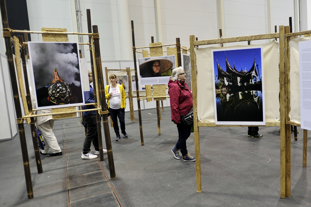 Pameran Foto Mutter atau Ibu menampilkan 21 foto cerita jurnalistik yang berkisah tentang sosok Ibu dalam keseharian dan budaya Indonesia serta mengenai alam dan tradisi Ibu Pertiwi di Nusantara karya 16 pewarta ANTARA Foto.
