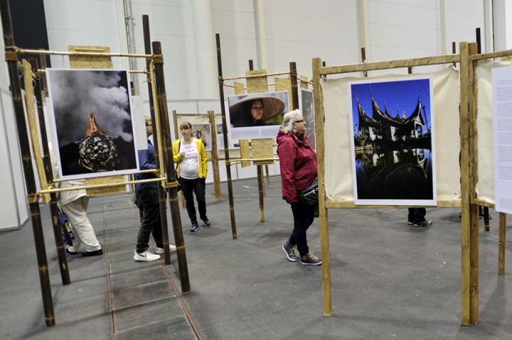 Pameran Foto Mutter atau Ibu menampilkan 21 foto cerita jurnalistik yang berkisah tentang sosok Ibu dalam keseharian dan budaya Indonesia serta mengenai alam dan tradisi Ibu Pertiwi di Nusantara karya 16 pewarta ANTARA Foto.