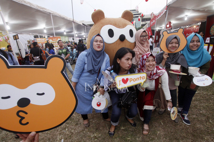 Pengunjung berfoto dengan boneka Jepang saat acara Jak-Japan Matsuri 2017 di Lapangan Aldiron, Jakarta.
