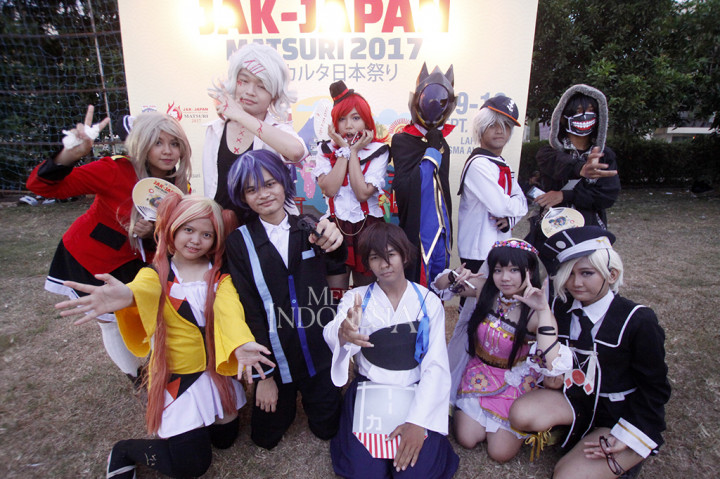 Pengunjung memakai cosplay berfoto bersama saat acara Jak-Japan Matsuri 2017 di Lapangan Aldiron, Jakarta.