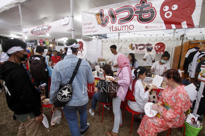Selain hiburan, pihak penyelenggara juga menyuguhkan pengunjung dengan berbagai macam kuliner tradisional Jepang. Di antaranya donburi, unagi, takoyaki, ramen dan lainnya.