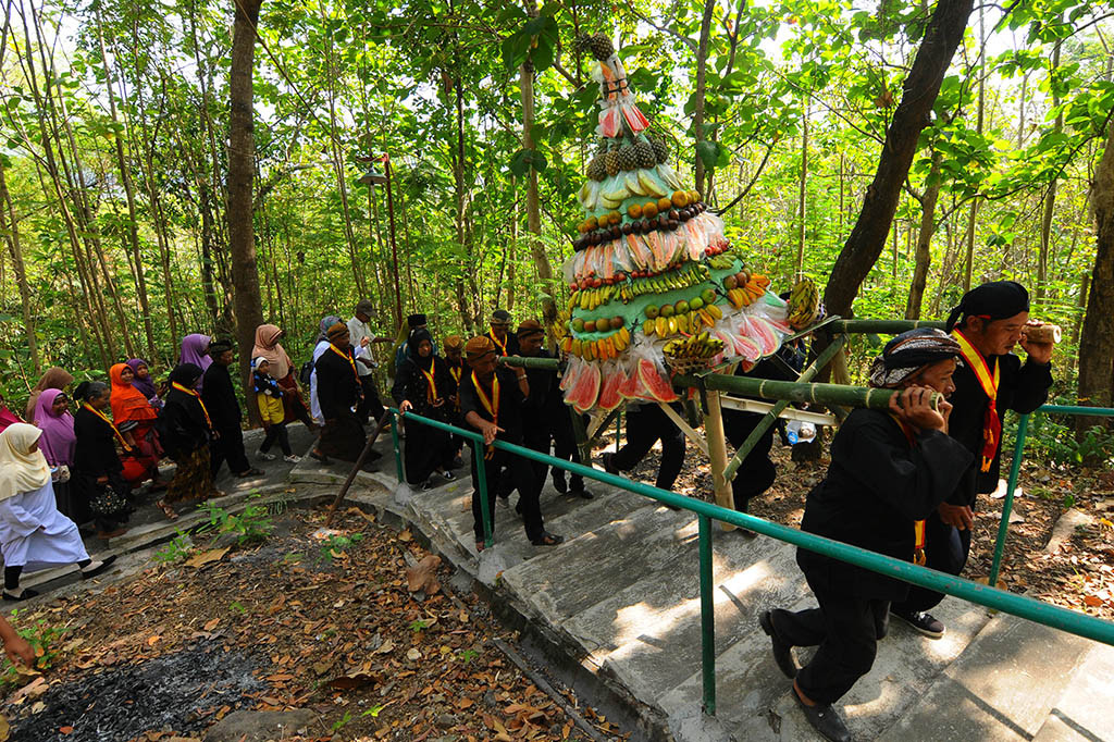 Sejumlah abdi dalem Keraton Surakarta memikul gunungan hasil bumi saat Kirab Budaya Ki Ageng Singoprono di Gunung Tugel, Sambi, Boyolali, Jawa Tengah.