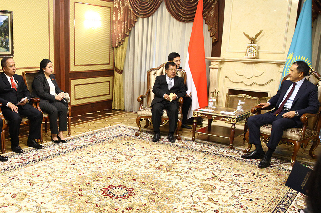 Sebelumnya, Jusuf Kalla bertemu dengan PM Kazakhstan Bakytzhan Sagintayev di Astana, Kazakhstan, Sabtu (9/9/2017). Pertemuan tersebut membahas penguatan kerjasama bilateral Indonesia-Kazakhstan.
