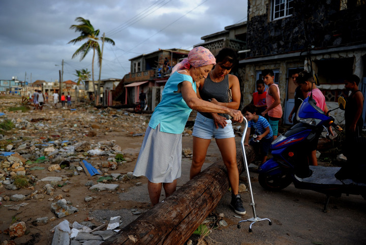 Jutaan warga telah diungsikan menjauhi garis pantai. Walau lolos dari banjir, pemukiman di daratan tinggi Kuba tak urung porak poranda oleh angin badai.