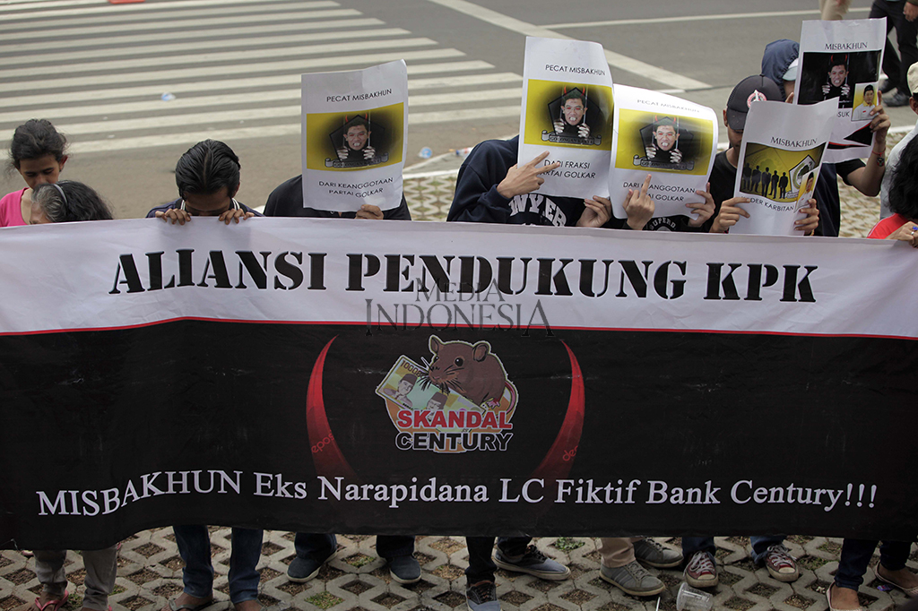 Massa yang tergabung dalam Aliansi Pendukung KPK melakukan unjuk rasa di depan Gedung KPK.
