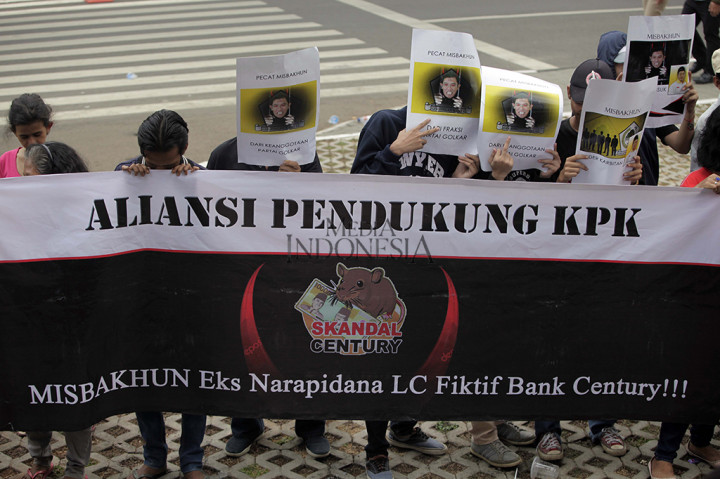 Massa yang tergabung dalam Aliansi Pendukung KPK melakukan unjuk rasa di depan Gedung KPK.
