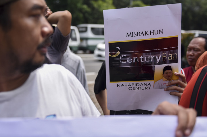 Selain itu juga pengunjuk rasa menyebutkan bahwa Misbakhun yang sebelumnya pernah tersangkut kasus Bank Century tersebut diduga menjadi otak dalam berbagai upaya pelemahan lembaga antirasywah KPK.
