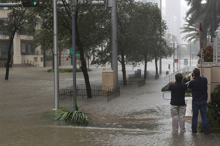 Sekitar 60 cm air merendam distrik keuangan Miami, bahkan satu jalan digambarkan menyerupai sungai.
