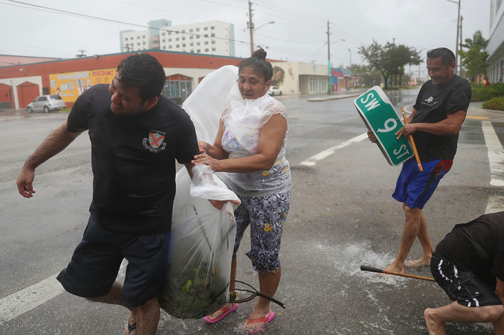 Dengan kondisi tersebut otoritas setempat mengatakan situasi yang ada sangat berbahaya sehingga warga diminta untuk mencari perlindungan.
