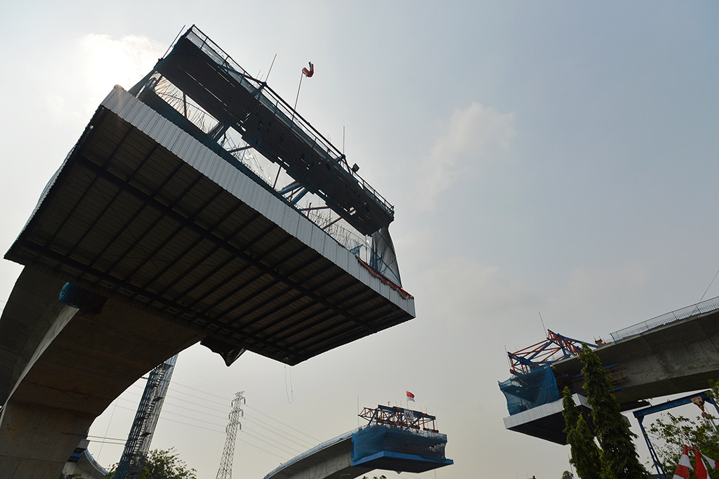 Suasana pembangunan tol Becakayu di kawasan Cipinang Melayu, Jakarta.