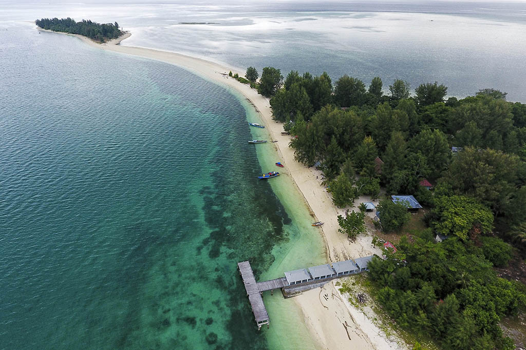 Pulau Dodola menjadi salah satu lokasi favorit wisatawan untuk menikmati dataran yang terbagi dua antara Pulau Dodola Besar dan Dodola Kecil yang tersambung dengan jembatan pasir putih saat air laut surut.