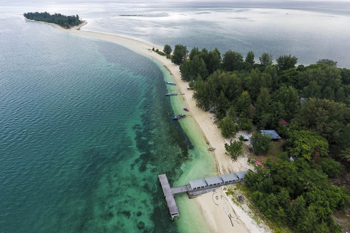 Pulau Dodola menjadi salah satu lokasi favorit wisatawan untuk menikmati dataran yang terbagi dua antara Pulau Dodola Besar dan Dodola Kecil yang tersambung dengan jembatan pasir putih saat air laut surut.