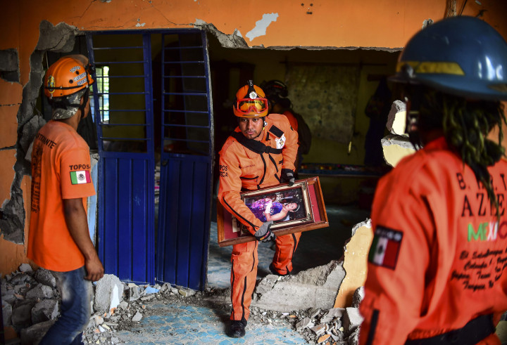 Tim SAR setempat terus mencari kemungkinan adanya korban yang terjebak reruntuhan.