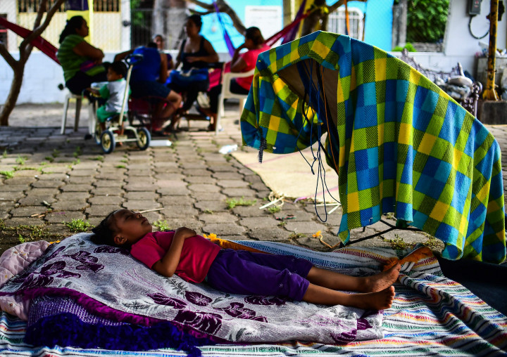 Warga masih cemas kemungkinan terjadinya gempa susulan. Mereka memilih bertahan di pengungsian hingga kondisinya dinyatakan kembali aman.