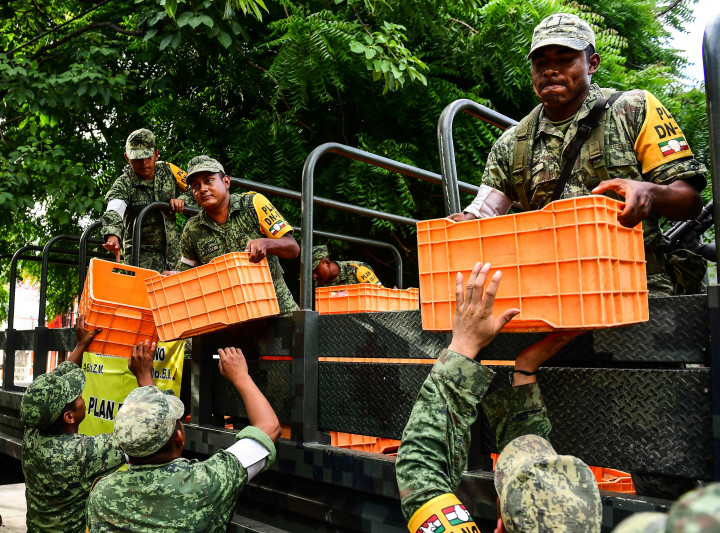 Miilter dikerahkan dalam operasi penyaluran logistik bantuan. Pengerahan militer untuk memastikan bantuan benar-benar tiba di semua tempat pengungsian.
