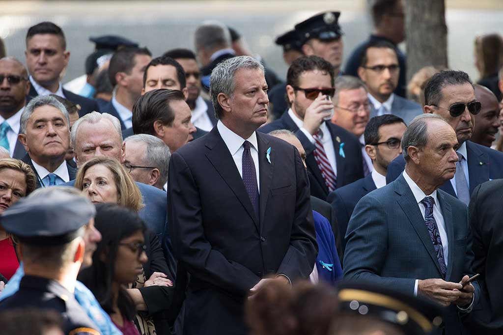 Wali Kota New York Bill de Blasio menghadiri upacara peringatan untuk korban serangan teroris 11 September di National September 11 Memorial, New York City.