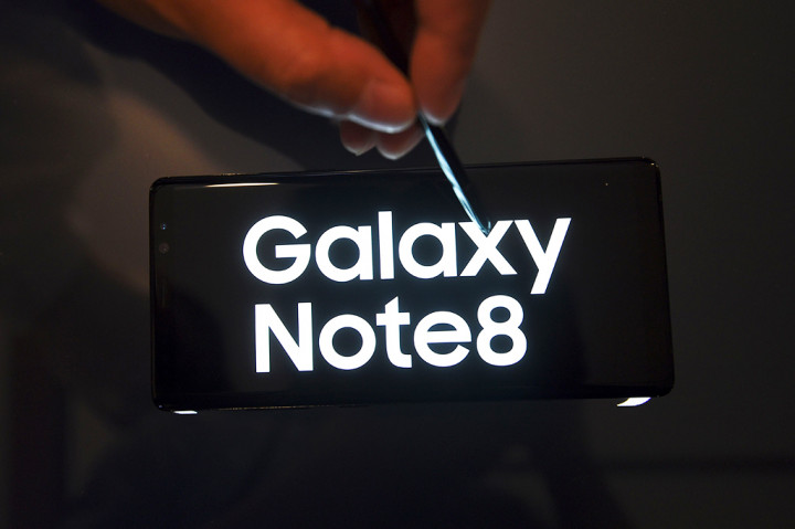 Note 8 mengusung layar 6,3 inci. Samsung juga melindungi layar Galaxy Note 8 dengan kaca lengkung Gorilla Glass 5, serta dilengkapi stylus S Pen.