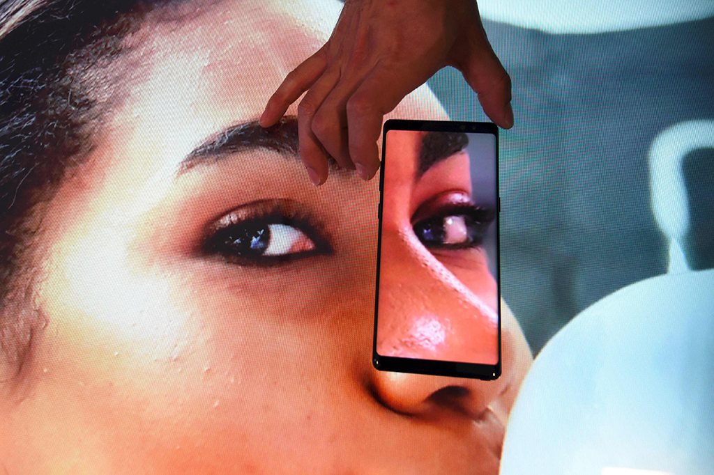 Kamera yang menjadi andalan Samsung Galaxy Note 8 dengan mengandalkan dua buah kamera belakang berkekuatan 12 megapiksel (wide) + 12 megapiksel (telephoto). Sistem kamera ini merupakan jaminan untuk bisa membuat foto dengan latar belakang blur, atau yang biasa disebut dengan efek bokeh.