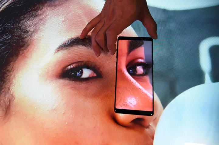 Kamera yang menjadi andalan Samsung Galaxy Note 8 dengan mengandalkan dua buah kamera belakang berkekuatan 12 megapiksel (wide) + 12 megapiksel (telephoto). Sistem kamera ini merupakan jaminan untuk bisa membuat foto dengan latar belakang blur, atau yang biasa disebut dengan efek bokeh.