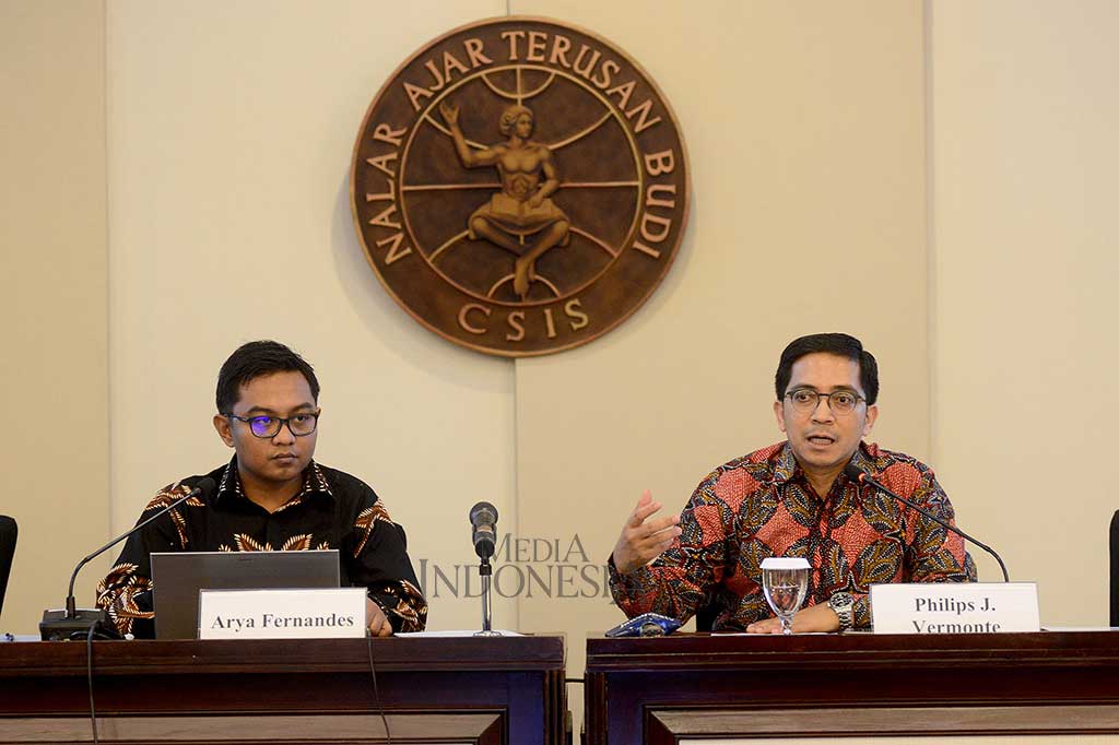 Direktur Eksekutif Centre for Strategic and International Studies (CSIS) Philips J Vermonte (kanan) didampingi peneliti CSIS Arya Fernandes menyampaikan rilis survei CSIS di Jakarta, Selasa (12/9/2017). 