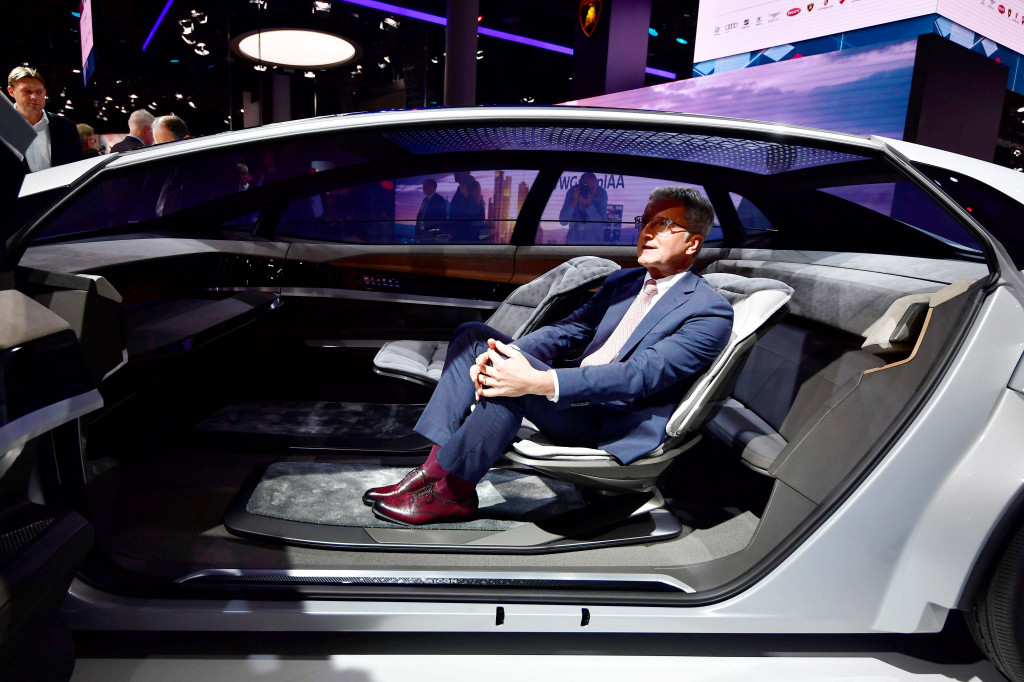 CEO Audi, Ruper Stadler berpose di dalam purwarupa kabin Audi Aicon. Salah satu keunggulan sedan automous bertenaga listrik ini adalah kursi depan yang bisa digeser penuh ke belakang sehingga menghasilkan legroom luas. AFP PHOTO / Tobias Schwarz 