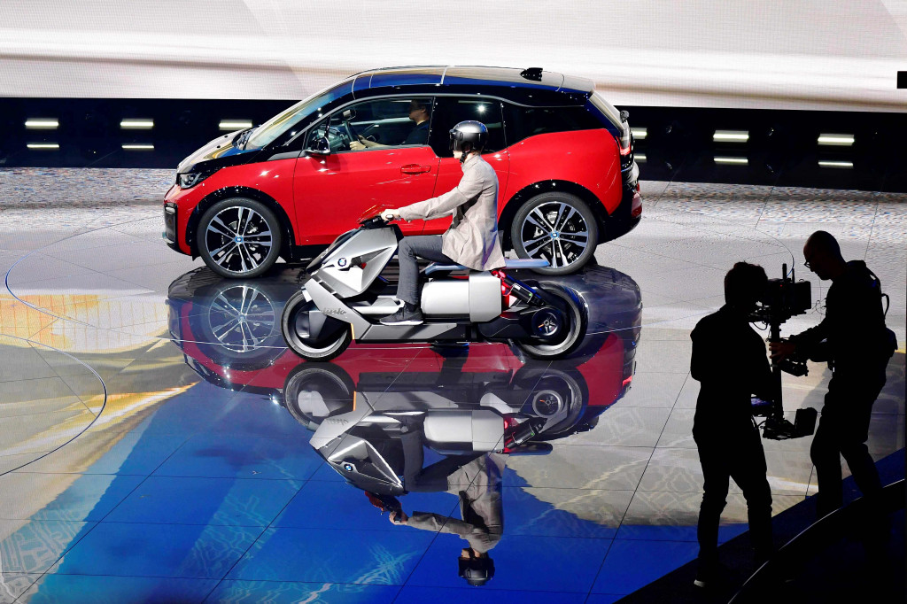 BMW juga menampilkan purwarupa i3s dan sepeda motor matic bermesin listik. BMW i3s juga ditampilkan dalam Gaikindo Indonesia International Auto Show (GIIAS) 2017 bulan lalu. AFP PHOTO / Tobias Schwarz 