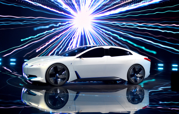 BMW menampilkan purwarupa i Vision. Sepak terjang BMW di segmen mobil listik sudah dimulai sejak lima tahun terakhir. AFP PHOTO / Tobias Schwarz 