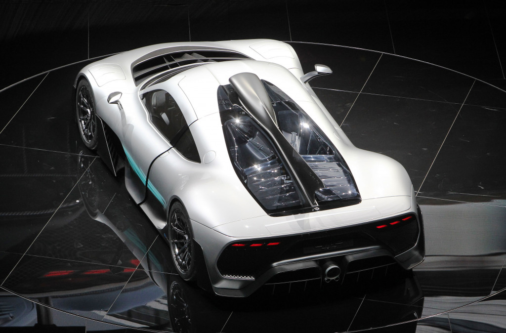 Mercedes sangat serius mengembangkan hypercar dengan sumber tenaga energi baru dan terbarukan. Detail aerodinamika purwarupa AMG Project One mengadopsi teknologi balap Formula 1. AFP PHOTO / Daniel Roland