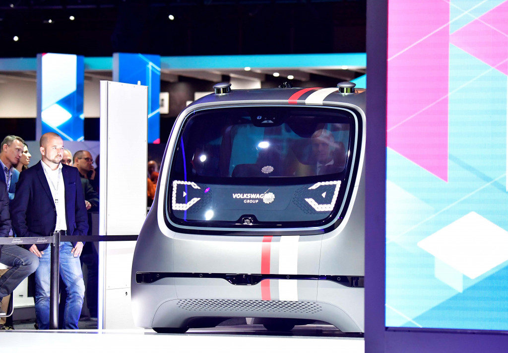 Volkswagen menampilkan Sedric. Ini adalah purwarupa minivan multiguna yang dibekali teknologi autonomous dan tentu saja bertenaga listrik. AFP PHOTO / Tobias Schwarz 