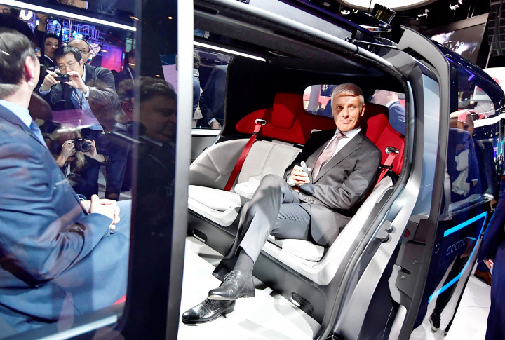 CEO Volkswagen (VW) Matthias Mueller berpose di dalam Sedric. Di dalam kondisi keuangan yang terguncang akibat kasus dieselgate, VW terus melakukan riset untuk kendaraan listrik berteknologi autonomous.  AFP PHOTO / Tobias Schwarz 