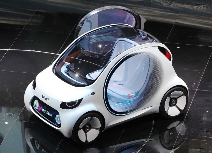 Daimler AG juga memajang purwarupa Smart Vision EQ Fortwo. Kendaraan listrik dengan dua penumpang ini diyakini akan booming sebagai moda transportasi personal. AFP PHOTO / Daniel Roland