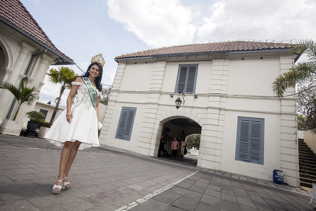 Perempuan yang fasih berbahasa Indonesia, Jepang, Prancis, dan Inggris ini akan mengusung tema Hamemayu Hayuning Bawono sebuah filosofi atau nilai luhur tentang kehidupan dari kebudayaan Jawa yang memiliki arti memperindah dunia. 