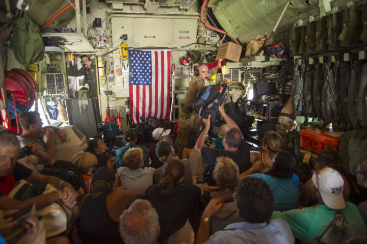 Warga yang sebagian besar adalah pensiunan asal Eropa dan AS diungsikan dengan pesawat terbang militer ke San Juan, Puerto Rico.  AFP Photo / New York Air National Guard / Erin Mills