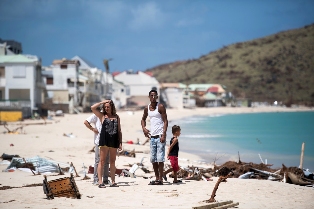 Warga berkeliling lokasi terdampak badai di pantai Grand-Case, Saint Martin. Pulau di wilayah kepulauan Karibia ini adalah bagian French Caribbean. AFP Photo/Martin Bureau