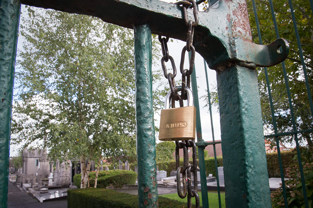 Gadenne yang pensiunan anggota parlemen nasional Belgia ini, juga menjadi penjaga makam dan bertugas mengunci pintu gerbang makam setiap malamnya. 