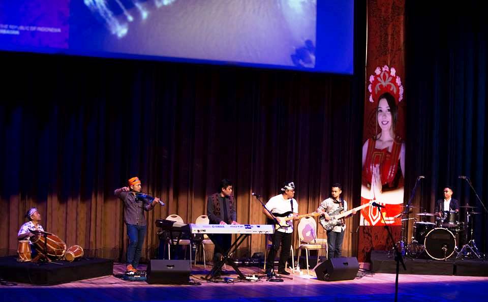 Kelompok musik jazz dipimpin Dwiki Darmawan.