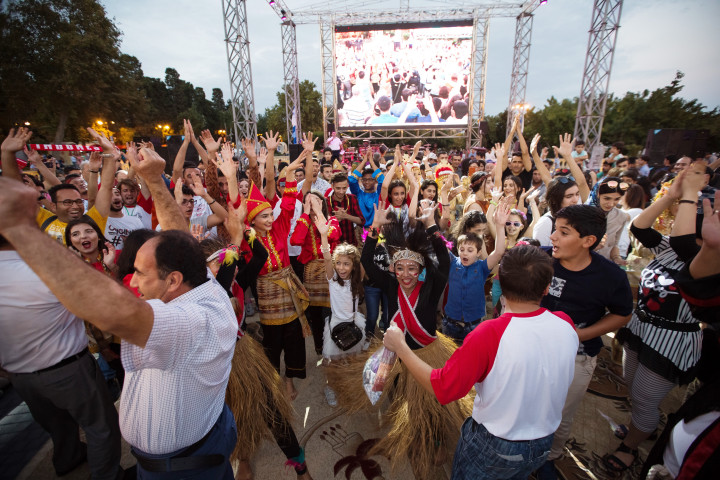 Hari ke dua, festival digelar di Seaside Boulevard, Baku, yang berada di tepi Laut Kaspia.
