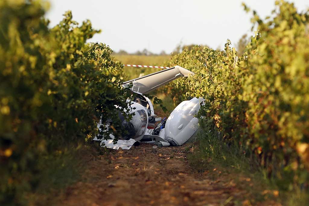 Sebuah pesawat pribadi jatuh di sebuah kebun anggur di Pulau Mediterranena, Corsica, Prancis, Selasa (12/9/2017) waktu setempat.